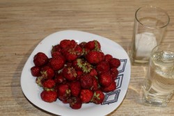 Клубничный морс из клубники - шаг 1