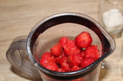 Клубничный морс из клубники - шаг 3