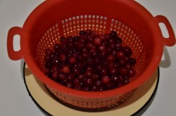 Клюквенный морс из замороженных ягод - шаг 2