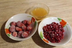 Морс из замороженных ягод клубники и красной смородины - шаг 1 Морс из замороженных ягод клубники и красной смородины - шаг 1
