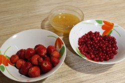 Морс из замороженных ягод клубники и красной смородины - шаг 3 Морс из замороженных ягод клубники и красной смородины - шаг 3