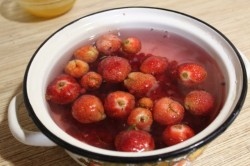 Морс из замороженных ягод клубники и красной смородины - шаг 4 Морс из замороженных ягод клубники и красной смородины - шаг 4