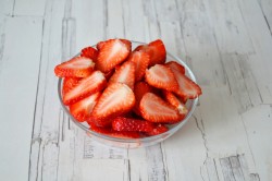 Мусс из зефира с клубникой и земляникой - шаг 2