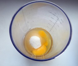 Торт Клубника со сливками с желатином - шаг 2 Торт Клубника со сливками с желатином - шаг 2