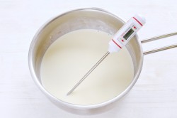 Муссовый торт с зеркальной глазурью и вафельными коржами - шаг 12 Муссовый торт с зеркальной глазурью и вафельными коржами - шаг 12