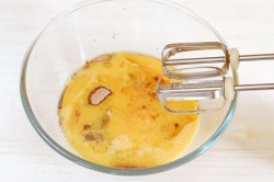 Муссовый торт с зеркальной глазурью и вафельными коржами - шаг 5 Муссовый торт с зеркальной глазурью и вафельными коржами - шаг 5