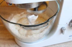 Пирог с мясом в духовке из дрожжевого теста - шаг 4