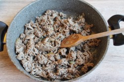 Пирог с мясом в духовке из дрожжевого теста - шаг 8