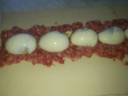 Слоеные рулетики из теста с мясом и яйцом - шаг 2
