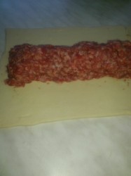Слоеные рулетики из теста с мясом и яйцом - шаг 3