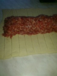 Слоеные рулетики из теста с мясом и яйцом - шаг 4