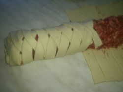 Слоеные рулетики из теста с мясом и яйцом - шаг 5