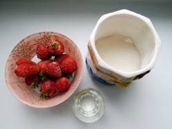 Настойка из клубники - шаг 1 Настойка из клубники - шаг 1