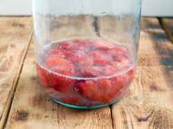 Настойка из клубники - шаг 3 Настойка из клубники - шаг 3