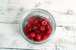 Настойка из малины на водке в домашних условиях - шаг 2 Настойка из малины на водке в домашних условиях - шаг 2