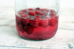 Настойка из малины на водке в домашних условиях - шаг 3 Настойка из малины на водке в домашних условиях - шаг 3