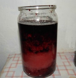 Настойка из варенья - шаг 2 Настойка из варенья - шаг 2