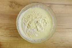 Нежная классическая творожная запеканка с манкой - шаг 4