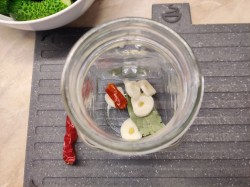 Соленые огурцы с водкой на зиму хрустящие - шаг 3 Соленые огурцы с водкой на зиму хрустящие - шаг 3