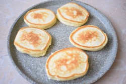 Оладьи на скорую руку без дрожжей - шаг 6