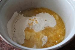 Яблочный пирог со сгущенкой - шаг 3 Яблочный пирог со сгущенкой - шаг 3