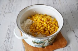 Отварной рис с кукурузой на гарнир - шаг 6