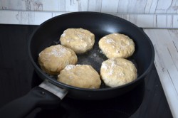 Овсяные сырники с ревенем - шаг 10