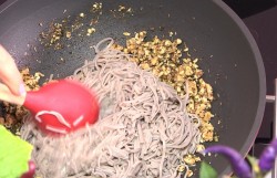 Паста из гречки с орехами и специями - шаг 5