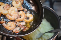 Паста карбонара с креветками в сливочном соусе - шаг 7 Паста карбонара с креветками в сливочном соусе - шаг 7