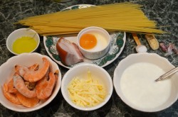 Паста карбонара с креветками в сливочном соусе - шаг 1 Паста карбонара с креветками в сливочном соусе - шаг 1