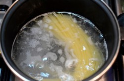 Паста карбонара с креветками в сливочном соусе - шаг 2 Паста карбонара с креветками в сливочном соусе - шаг 2