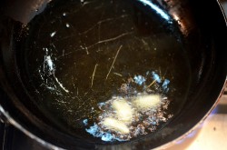 Паста карбонара с креветками в сливочном соусе - шаг 3 Паста карбонара с креветками в сливочном соусе - шаг 3