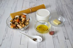 Паста с мидиями в сливочном соусе - шаг 1