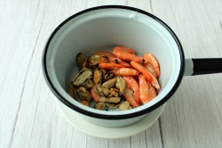 Паста с морепродуктами в сливочном соусе - шаг 2 Паста с морепродуктами в сливочном соусе - шаг 2