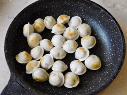 Пельмени в сметане в духовке - шаг 1