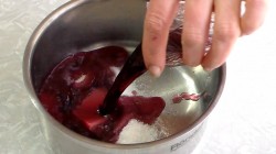 Пикантный соус к мясу с красным вином - шаг 5 Пикантный соус к мясу с красным вином - шаг 5