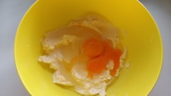 Пирог с брусникой и ванилью со сметанным кремом - шаг 4