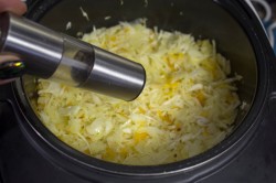 Пирог с капустой в мультиварке капустный - шаг 10