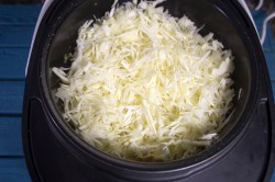 Пирог с капустой в мультиварке капустный - шаг 6