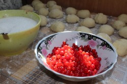 Пирожки с красной смородиной дрожжевые - шаг 16 Пирожки с красной смородиной дрожжевые - шаг 16