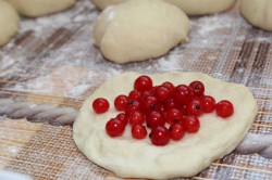 Пирожки с красной смородиной дрожжевые - шаг 17 Пирожки с красной смородиной дрожжевые - шаг 17