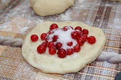 Пирожки с красной смородиной дрожжевые - шаг 18 Пирожки с красной смородиной дрожжевые - шаг 18