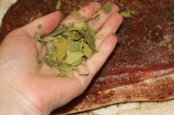 Подчеревок в рукаве запеченный в духовке по-украински - шаг 3