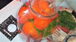Помидоры остренькие без уксуса на зиму - шаг 1