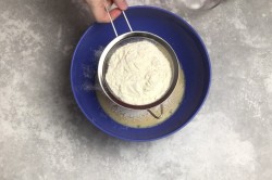 Пончики с шоколадной глазурью в духовке - шаг 4 Пончики с шоколадной глазурью в духовке - шаг 4