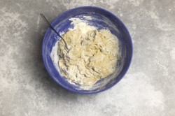 Пончики с шоколадной глазурью в духовке - шаг 5 Пончики с шоколадной глазурью в духовке - шаг 5