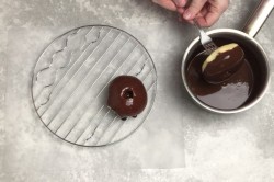 Пончики с шоколадной глазурью в духовке - шаг 16 Пончики с шоколадной глазурью в духовке - шаг 16