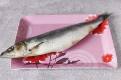 Посолить селедку в рассоле в домашних условиях - шаг 1 Посолить селедку в рассоле в домашних условиях - шаг 1