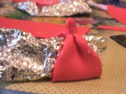 Праздничный бант из мастики на торт - шаг 4 Праздничный бант из мастики на торт - шаг 4