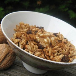 Пророщенный овес с грецкими орехами и смородиной